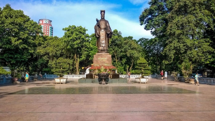 statua-del-re-Ly-Thai-To-hanoi