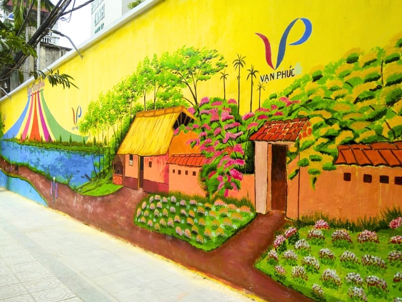 Rue des fresques murales dans le village de soie Van Phuc
