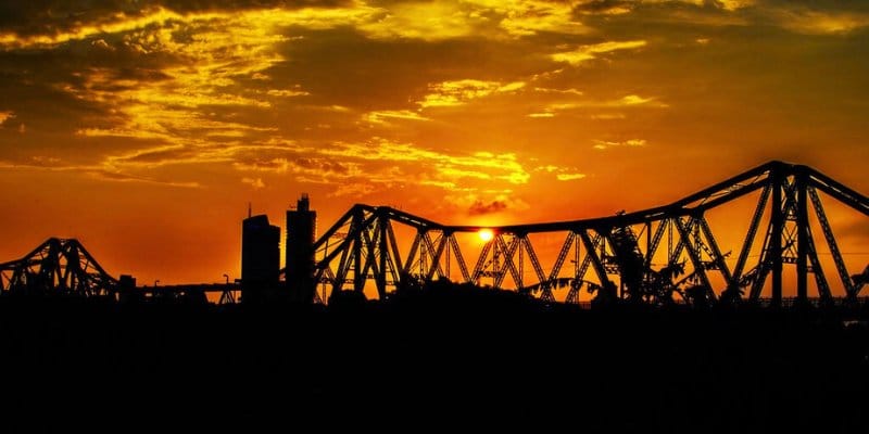 Splendeur du pont Long Biên au crépuscule