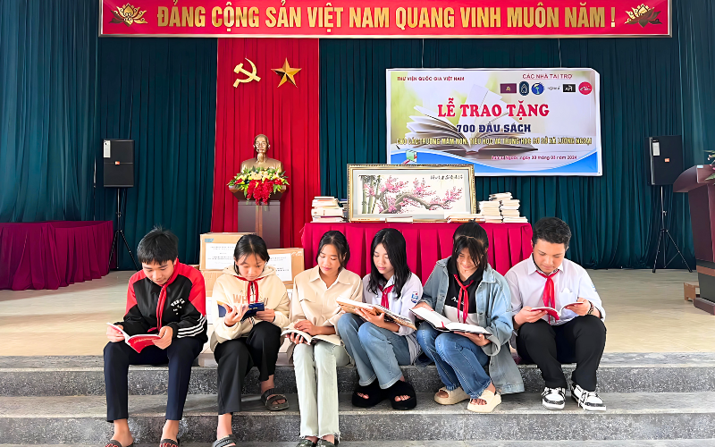 Offrire libri agli istituti scolastici di Luong Ngoai, distretto di Ba Thuoc, Thanh Hoa