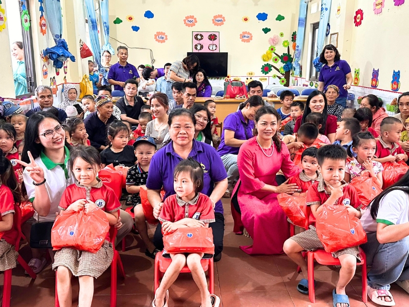 Consegna di libri e forniture scolastiche agli alunni svantaggiati nella provincia di Lạng Sơn 25/05/2024