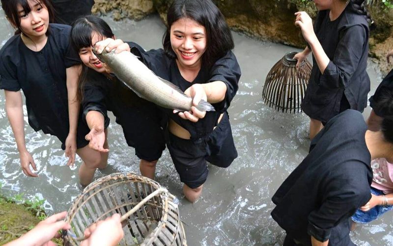 Une expérience extrêmement intéressante est de vider l’étang pour attraper des poissons