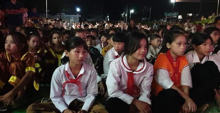 Organizzare la festa di metà autunno e l’inaugurazione del ponte umanitario Nâm Duây, provincia di Bac Kan
