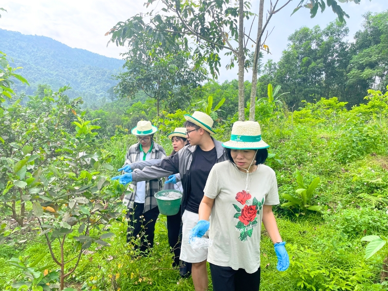 L’équipe de Horizon Vietnam a aidé les habitants à envelopper les goyaves