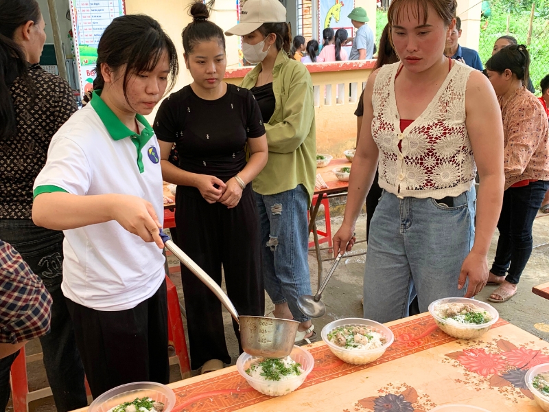 L’équipe d’Horizon Vietnam Travel prépare de délicieux bols de Bun Moc pour les enfants