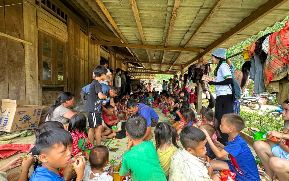 Les enfants Hmong s’amusent à faire la fête en mangeant des bonbons et des gâteaux
