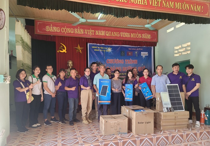 Offrire lampioni solari agli abitanti locali nel comune di Am Thuong, Ha Hoa, Phu Tho