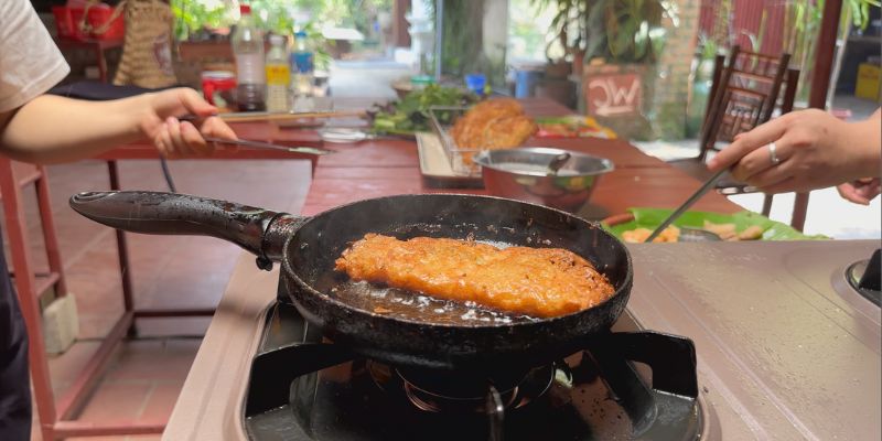 Le Banh Xeo semble croustillant à première vue