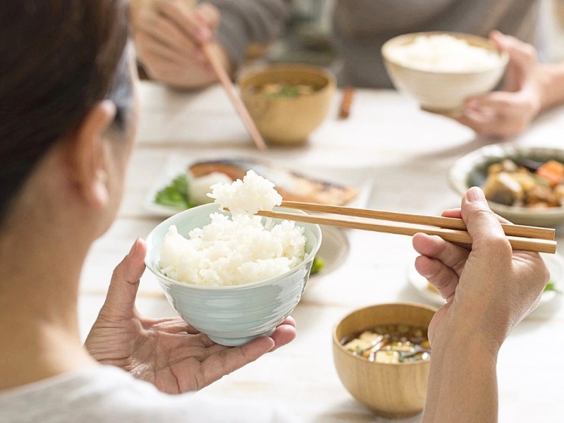 Les baguettes sont un ustensile de table originaire de la Chine ancienne, autrefois appelées “zhù” (箸) en chinois classique et aujourd’hui connues sous le nom de “kuàizi” (筷子) en mandarin moderne.