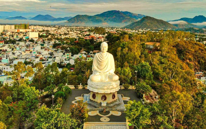 De la pagode Long Son, le grand Bouddha veille sur la ville et la mer