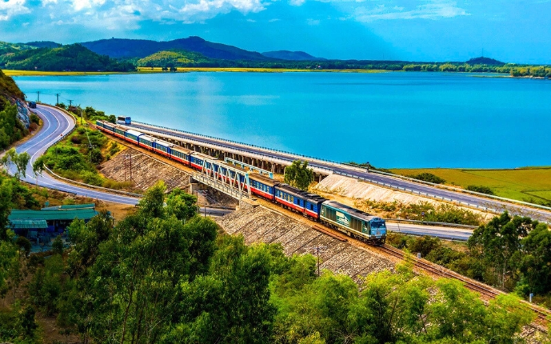 Du col des Nuages aux plaines du delta, le train Nord–Sud est l’un des plus beaux moyens de rejoindre Ho Chi Minh-Ville.