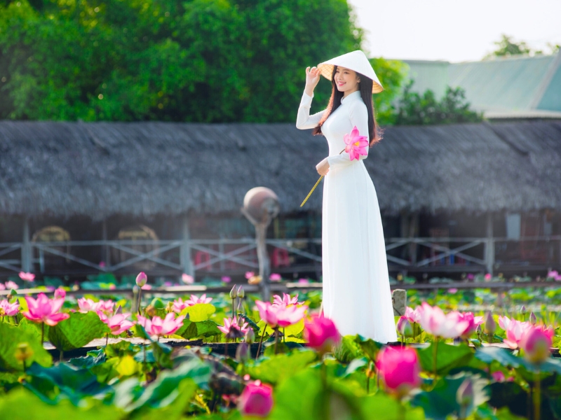 eleganza-vietnamiti-ao-dai-e-non-la