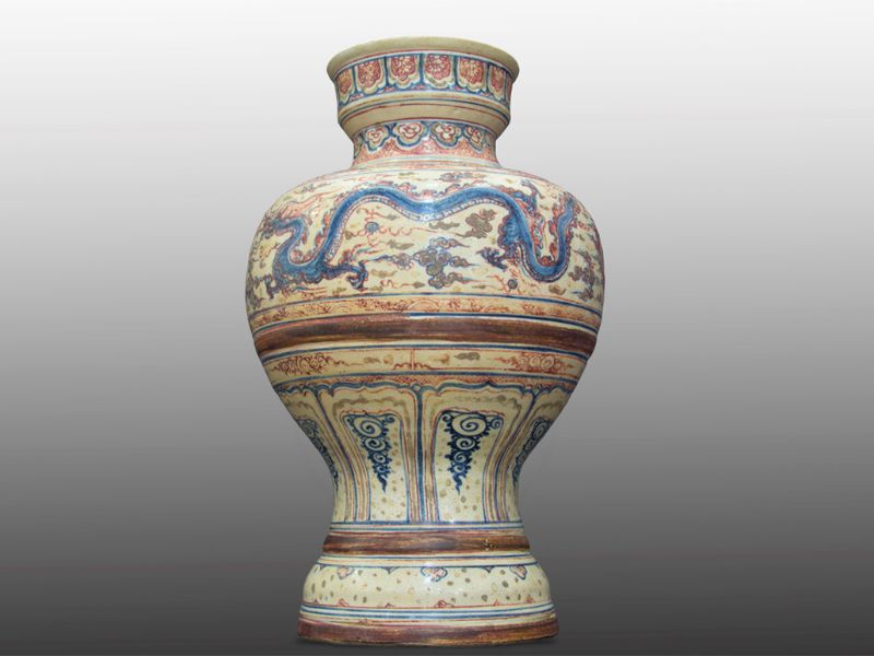 Vaso in ceramica con decorazione policroma risalente alla dinastia dei Lê anteriori (Lê sơ)