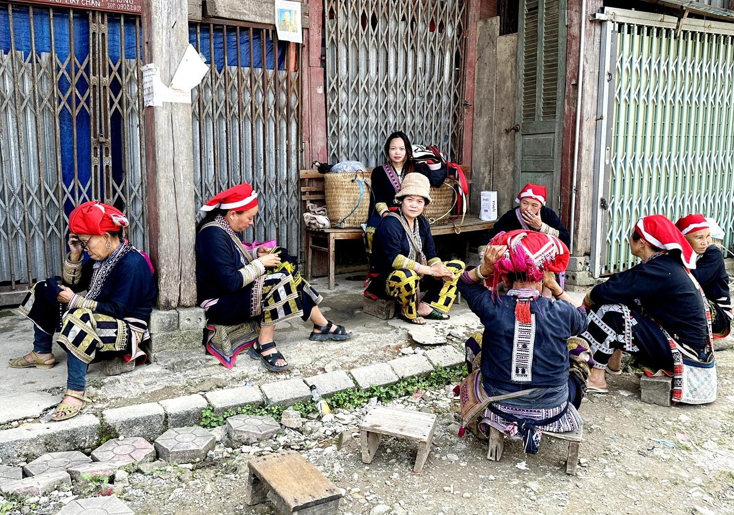 Una-donna-che-ricama-e-tesse-il-broccato-tradizionale-dao-etnico-viet-nam