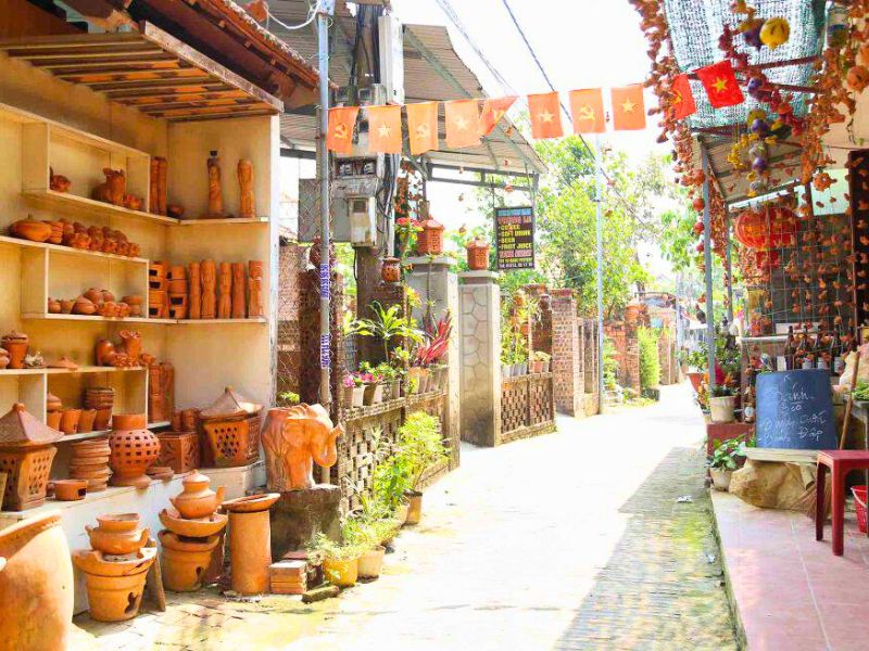 Produzione artigianale di ceramica in terracotta nel villaggio di Thanh Ha