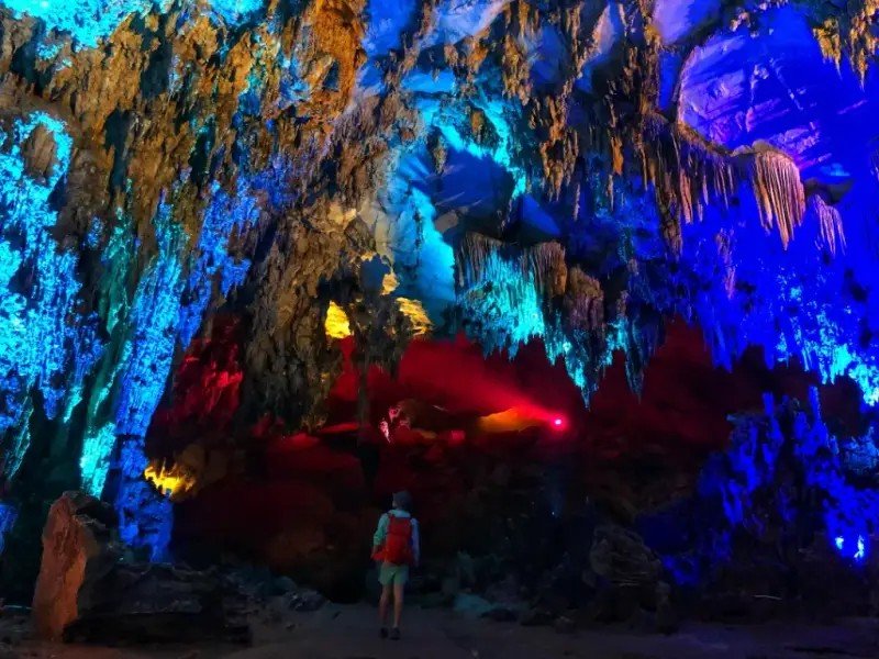 grotta attrezzata e illuminata